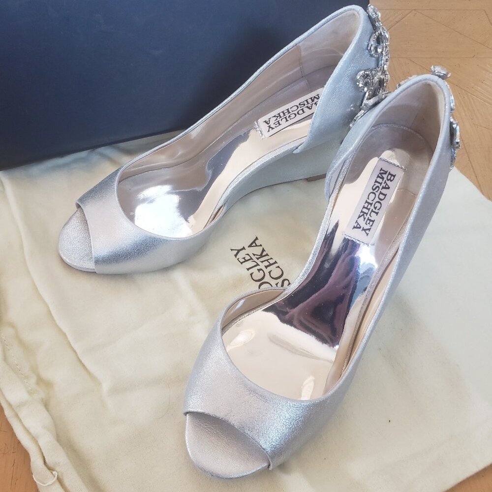 Badgley Mischka Grey to Silver Wedges Size 6